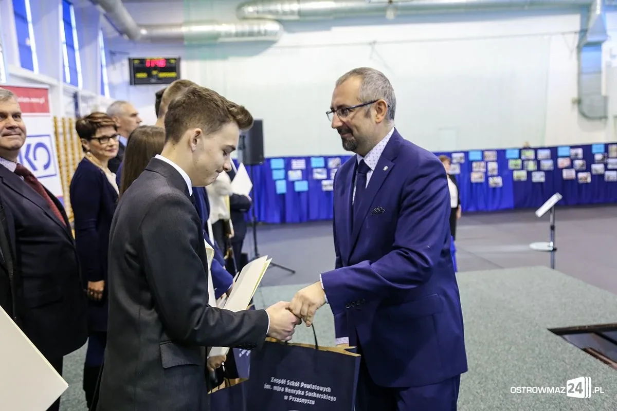 Wręczono stypendia Prezesa Rady Ministrów. Nagrodzono siedmioro uczniów z powiatu ostrowskiego (zdjęcia, wideo)