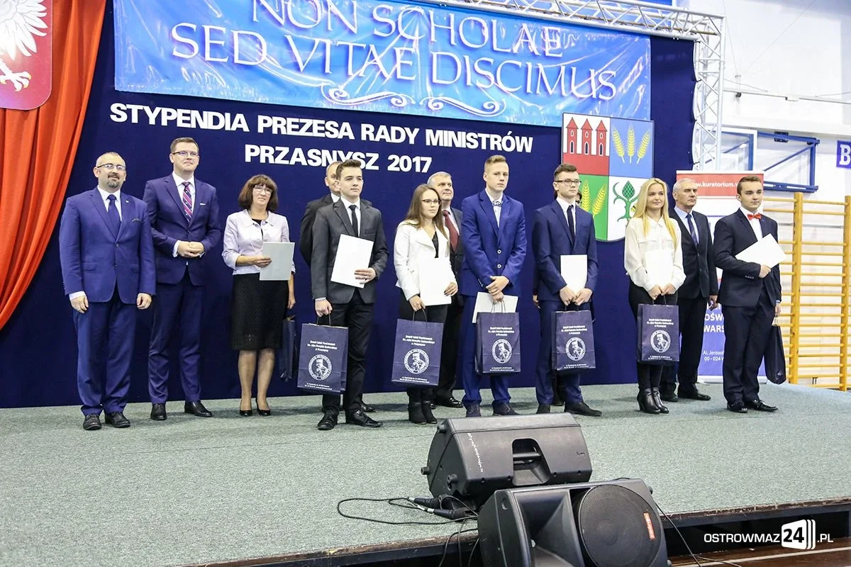 Wręczono stypendia Prezesa Rady Ministrów. Nagrodzono siedmioro uczniów z powiatu ostrowskiego (zdjęcia, wideo)