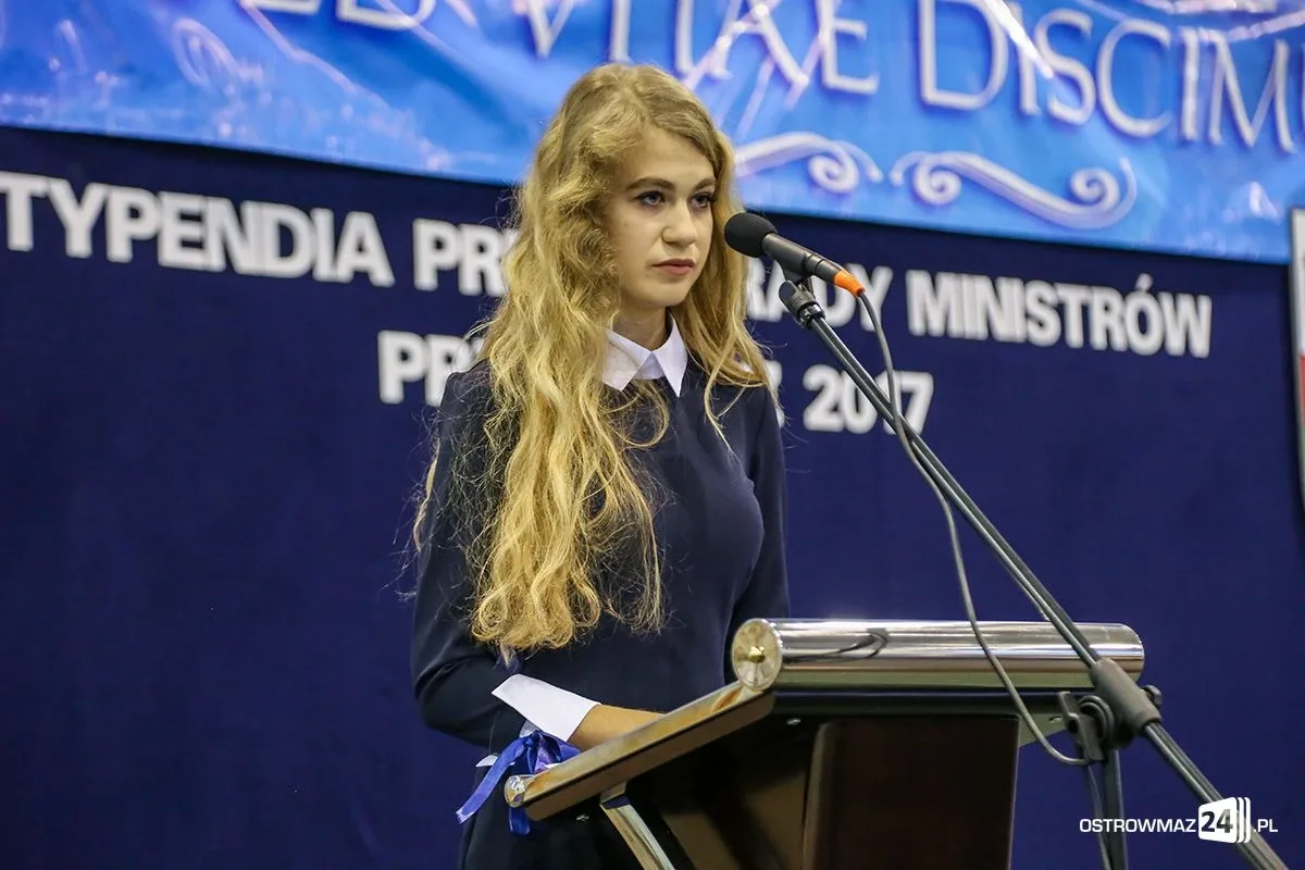 Wręczono stypendia Prezesa Rady Ministrów. Nagrodzono siedmioro uczniów z powiatu ostrowskiego (zdjęcia, wideo)