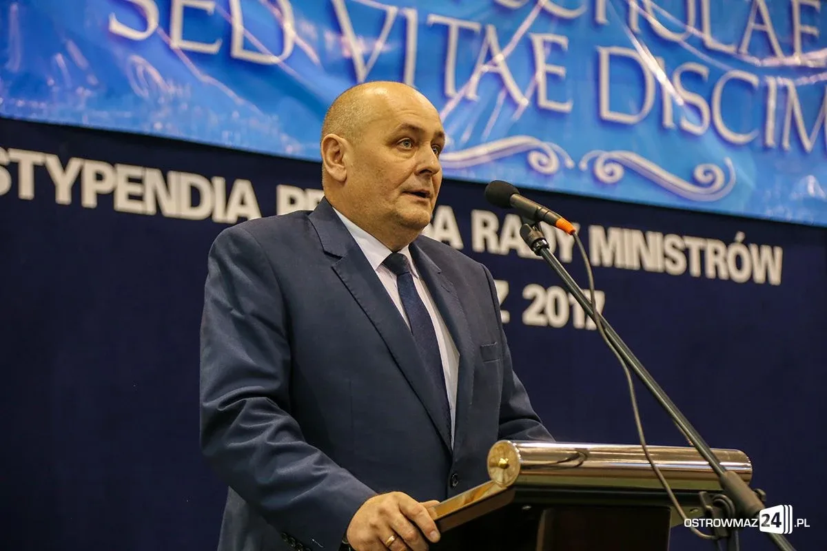 Wręczono stypendia Prezesa Rady Ministrów. Nagrodzono siedmioro uczniów z powiatu ostrowskiego (zdjęcia, wideo)