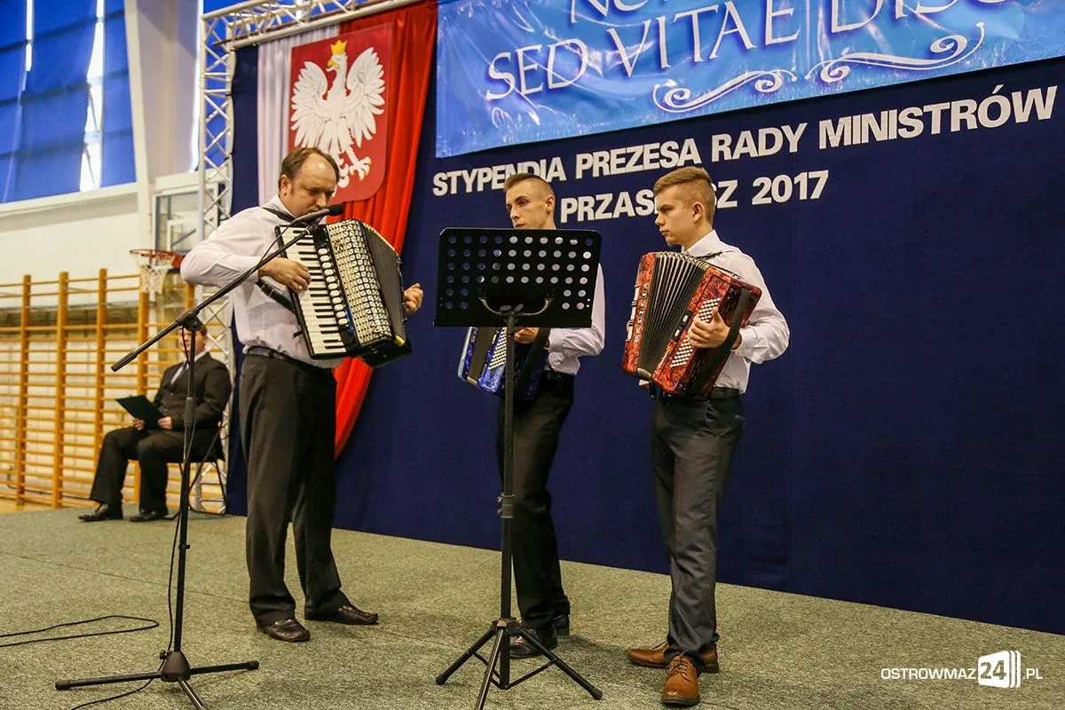 Wręczono stypendia Prezesa Rady Ministrów. Nagrodzono siedmioro uczniów z powiatu ostrowskiego (zdjęcia, wideo)