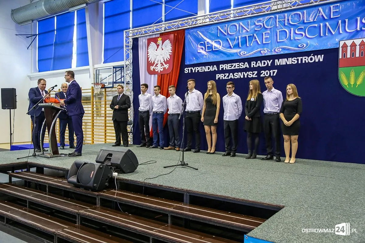 Wręczono stypendia Prezesa Rady Ministrów. Nagrodzono siedmioro uczniów z powiatu ostrowskiego (zdjęcia, wideo)
