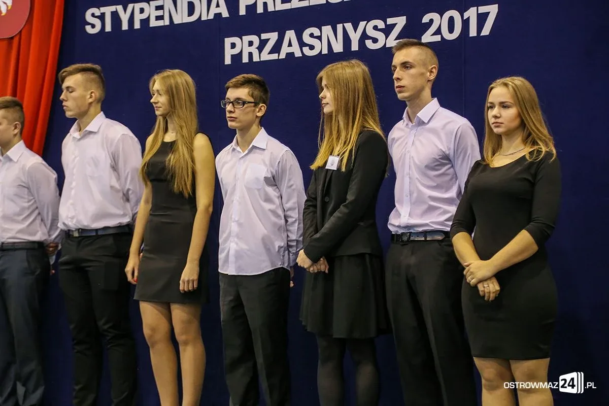 Wręczono stypendia Prezesa Rady Ministrów. Nagrodzono siedmioro uczniów z powiatu ostrowskiego (zdjęcia, wideo)