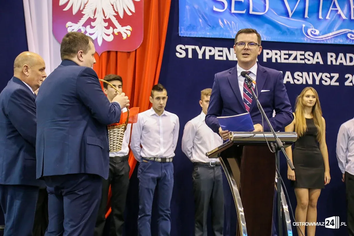 Wręczono stypendia Prezesa Rady Ministrów. Nagrodzono siedmioro uczniów z powiatu ostrowskiego (zdjęcia, wideo)