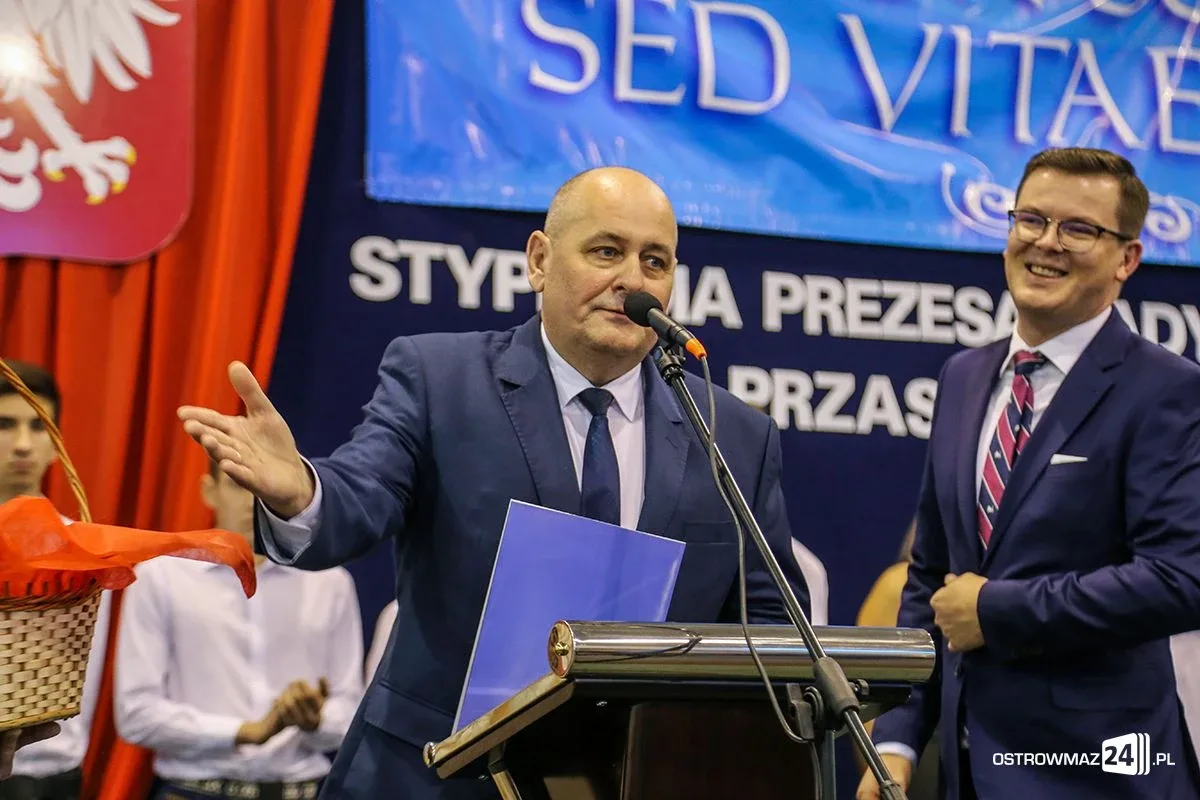 Wręczono stypendia Prezesa Rady Ministrów. Nagrodzono siedmioro uczniów z powiatu ostrowskiego (zdjęcia, wideo)