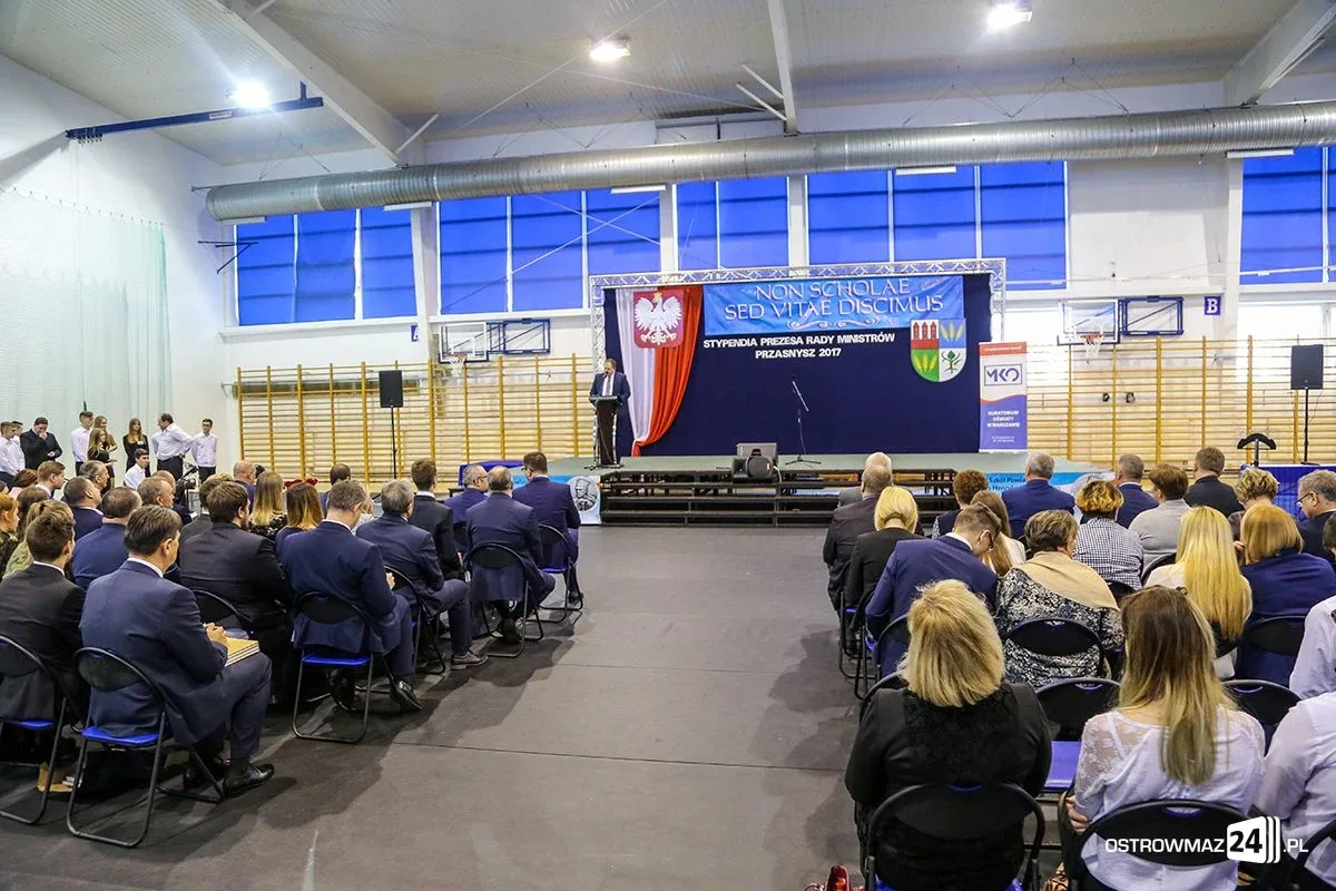 Wręczono stypendia Prezesa Rady Ministrów. Nagrodzono siedmioro uczniów z powiatu ostrowskiego (zdjęcia, wideo)