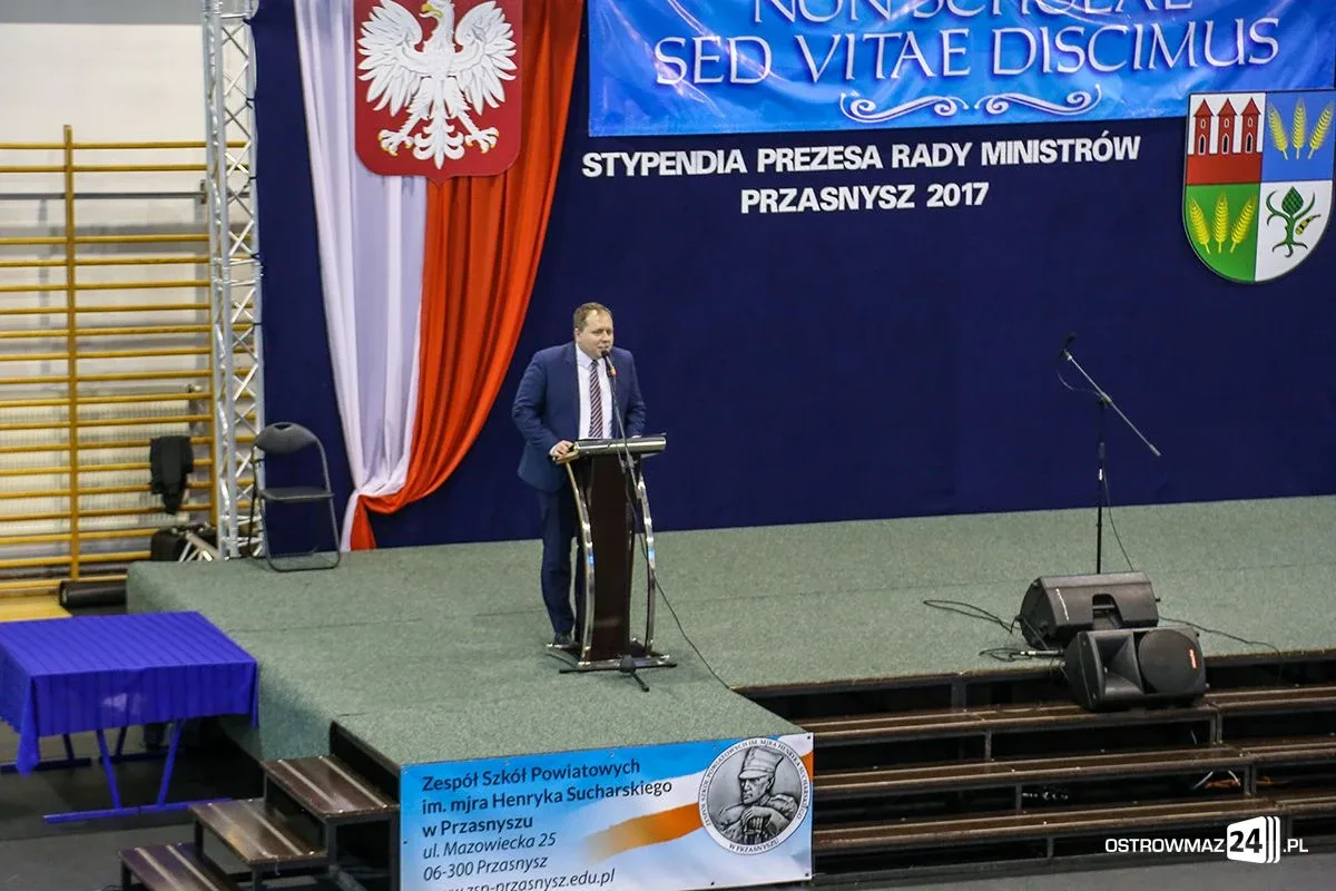 Wręczono stypendia Prezesa Rady Ministrów. Nagrodzono siedmioro uczniów z powiatu ostrowskiego (zdjęcia, wideo)