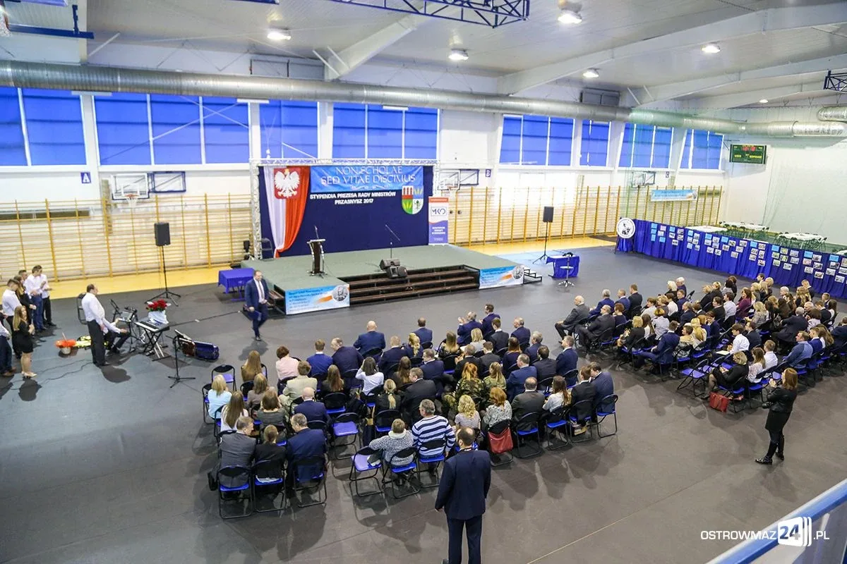 Wręczono stypendia Prezesa Rady Ministrów. Nagrodzono siedmioro uczniów z powiatu ostrowskiego (zdjęcia, wideo)