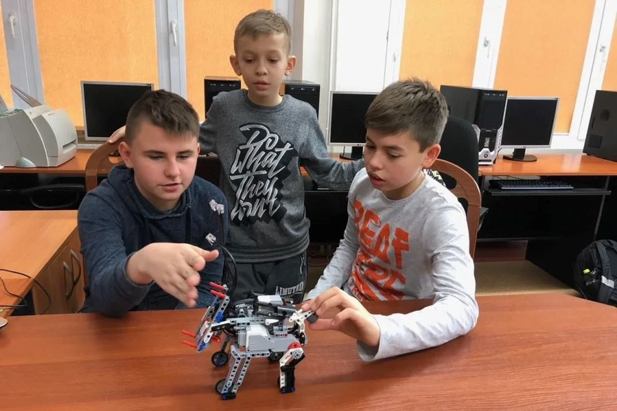 Roboty zadomowione w ostrowskiej "trójce" (zdjęcia)