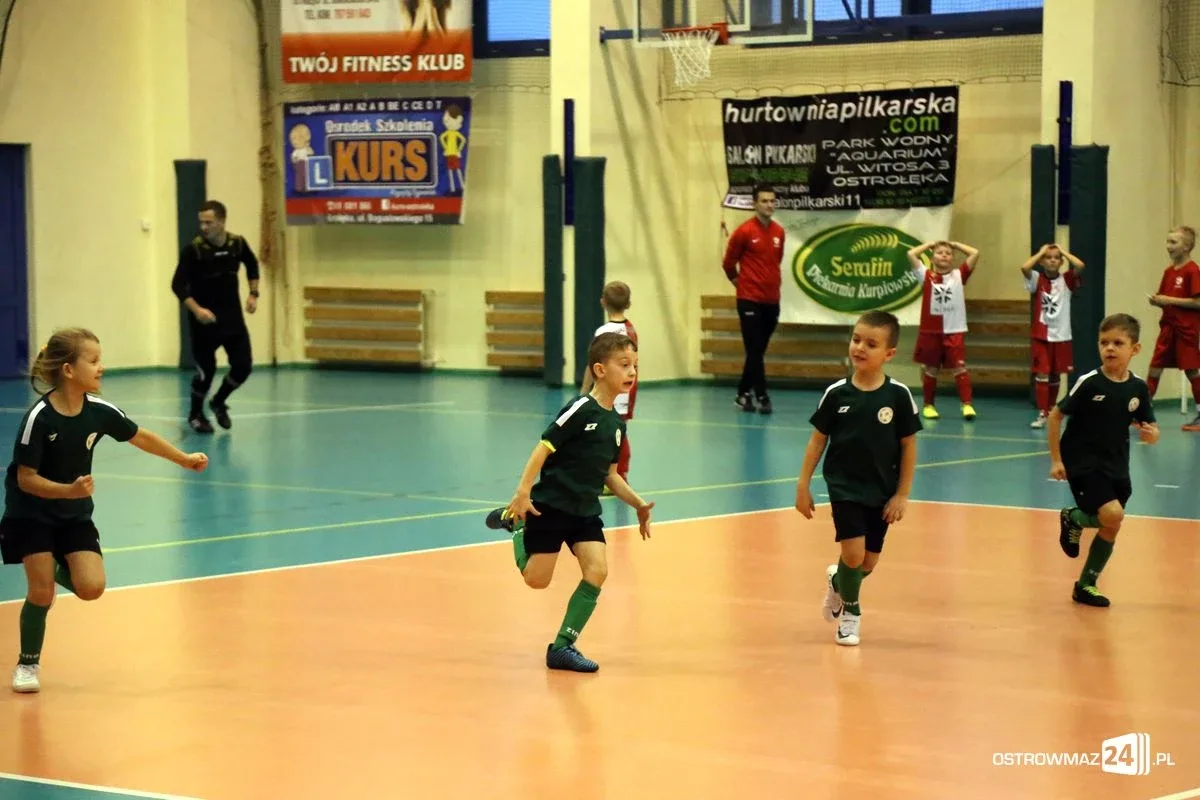 Zacięte boje młodych piłkarzy (zdjęcia, wideo)