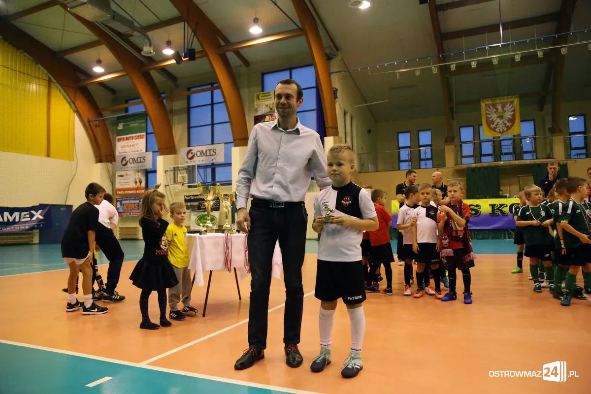 Zacięte boje młodych piłkarzy (zdjęcia, wideo)