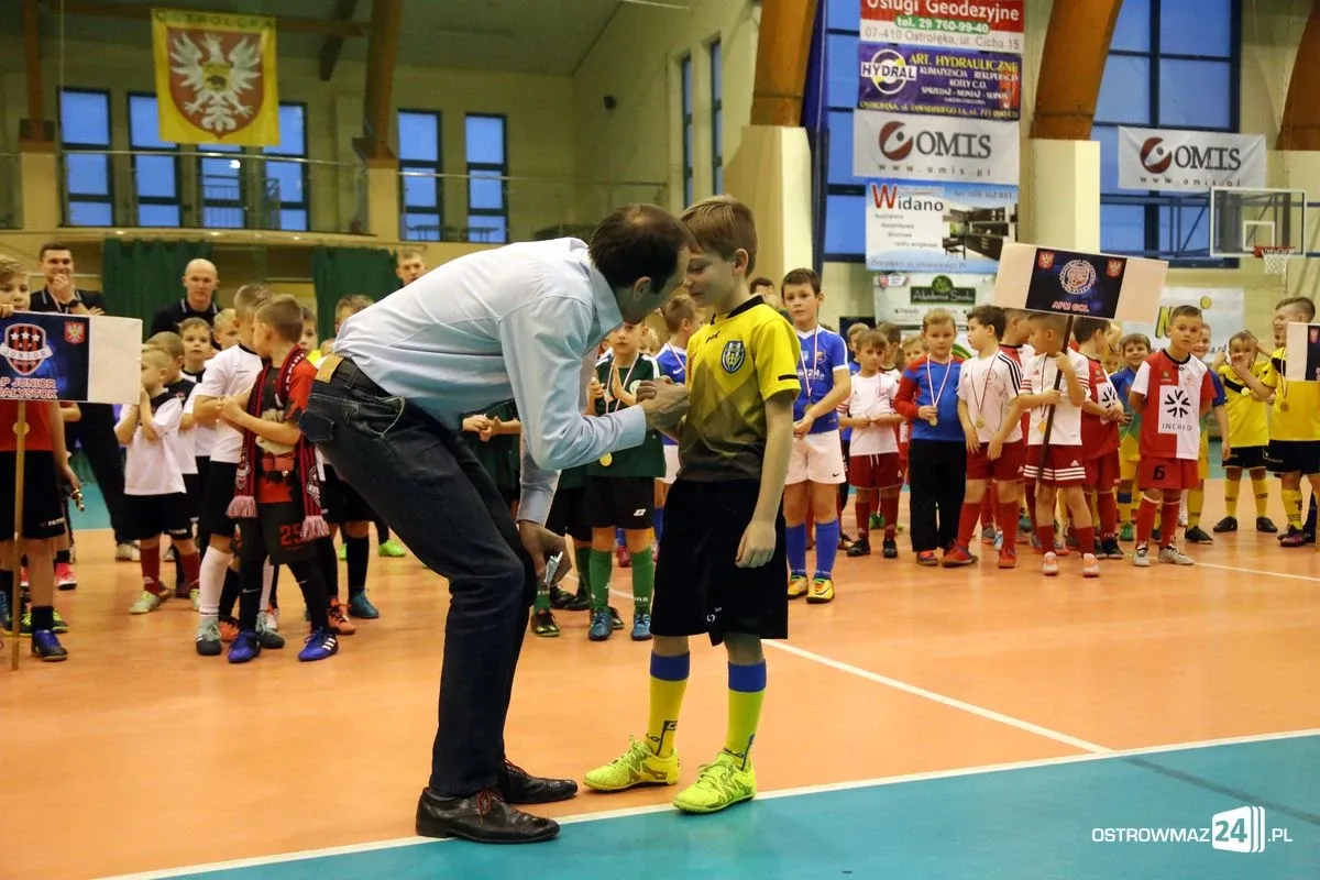 Zacięte boje młodych piłkarzy (zdjęcia, wideo)