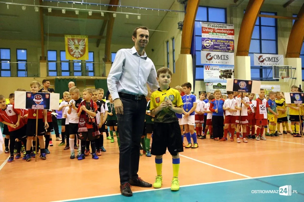 Zacięte boje młodych piłkarzy (zdjęcia, wideo)