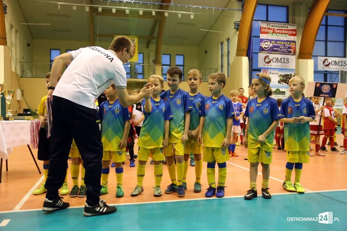 Zacięte boje młodych piłkarzy (zdjęcia, wideo)