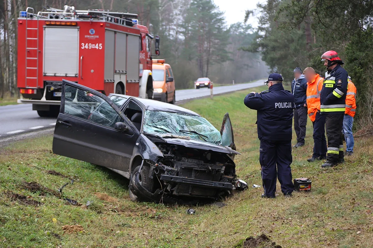 Dachowanie volkswagena na drodze Ostrów Mazowiecka - Różan (zdjęcia)