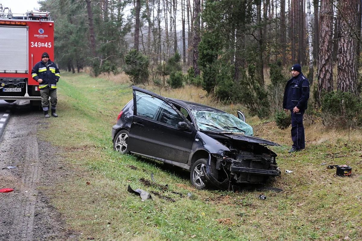 Dachowanie volkswagena na drodze Ostrów Mazowiecka - Różan (zdjęcia)