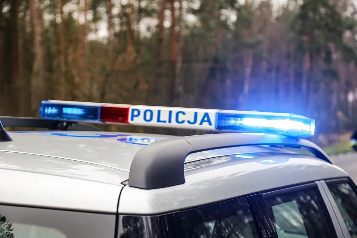 Dachowanie volkswagena na drodze Ostrów Mazowiecka - Różan (zdjęcia)