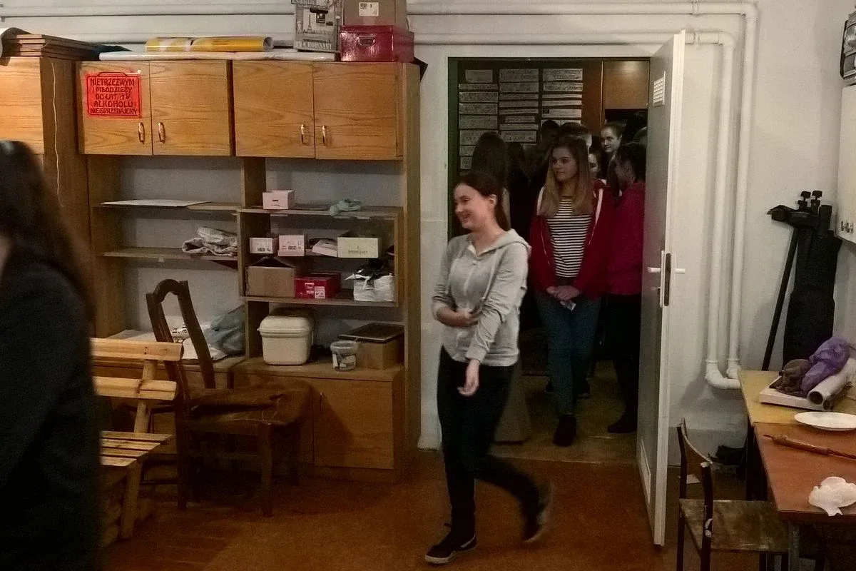 Młodzież z powiatu poznała ostrowski teatr (zdjęcia)