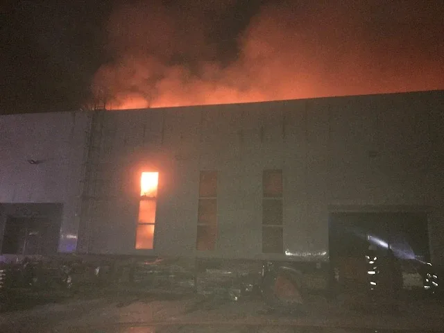 Pożar w zakładzie produkcyjnym Schneider. Ogień gasiło 15 zastępów straży (zdjęcia)