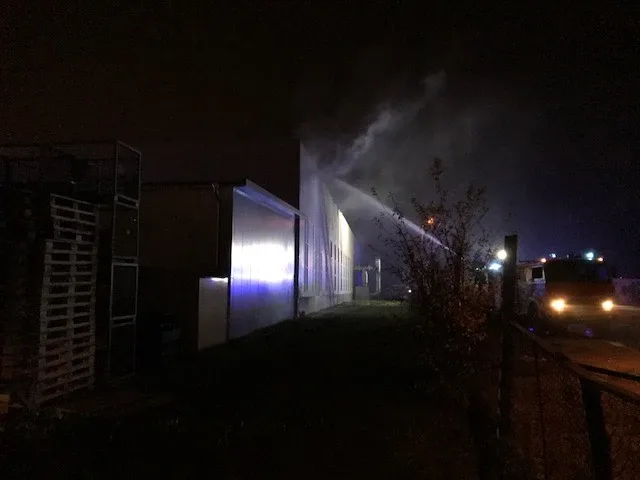 Pożar w zakładzie produkcyjnym Schneider. Ogień gasiło 15 zastępów straży (zdjęcia)