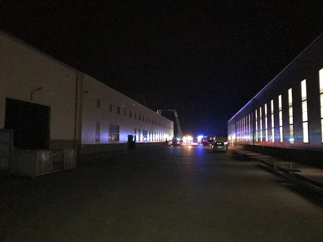 Pożar w zakładzie produkcyjnym Schneider. Ogień gasiło 15 zastępów straży (zdjęcia)
