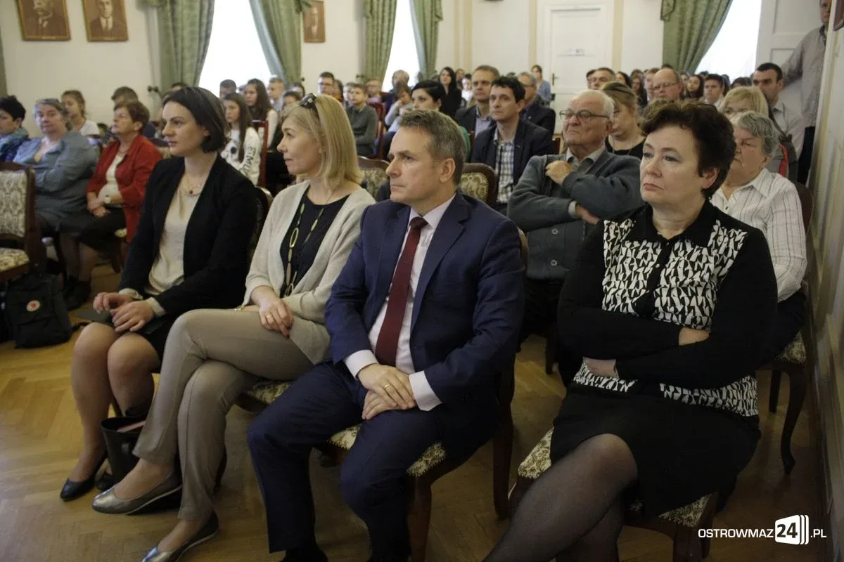 "Polaków poza granicami jest więcej niż w samej Polsce". Konferencja w ostrowskim ratuszu (zdjęcia)