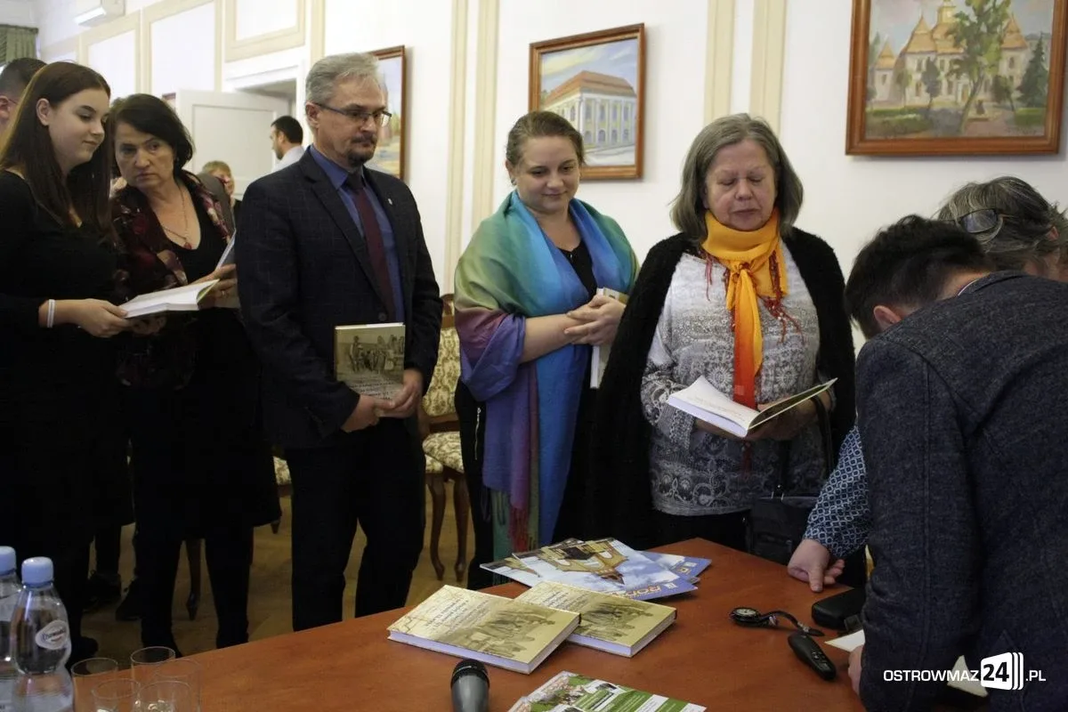 "Polaków poza granicami jest więcej niż w samej Polsce". Konferencja w ostrowskim ratuszu (zdjęcia)