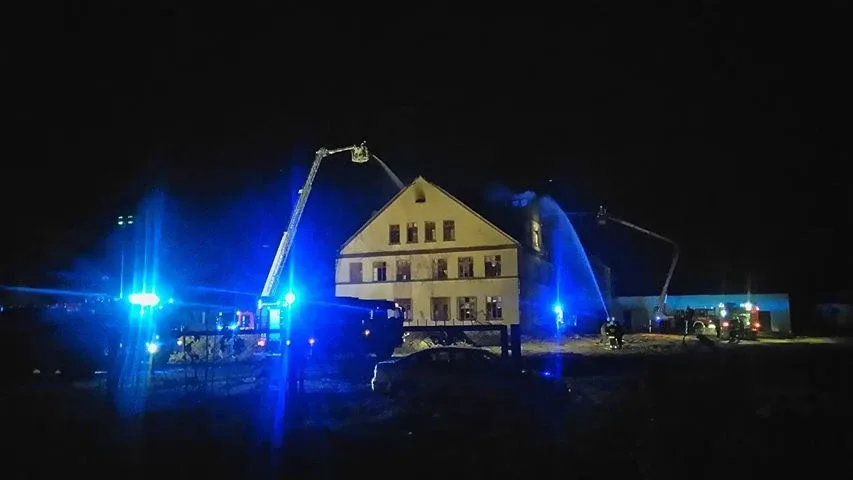 Pożar budynku byłej szkoły w Broku (nowe zdjęcia, wideo)