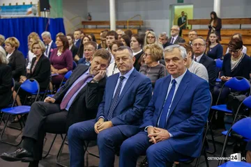 Wręczono stypendia Prezesa Rady Ministrów. Nagrodzono siedmioro uczniów z powiatu ostrowskiego (zdjęcia, wideo)