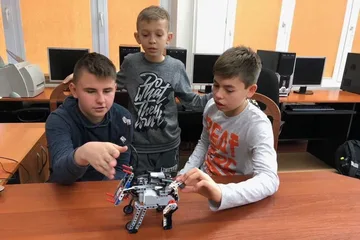 Roboty zadomowione w ostrowskiej "trójce" (zdjęcia)