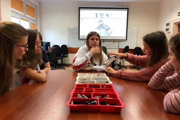 Roboty zadomowione w ostrowskiej "trójce" (zdjęcia)
