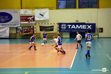 Zacięte boje młodych piłkarzy (zdjęcia, wideo)