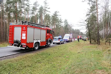 Dachowanie volkswagena na drodze Ostrów Mazowiecka - Różan (zdjęcia)