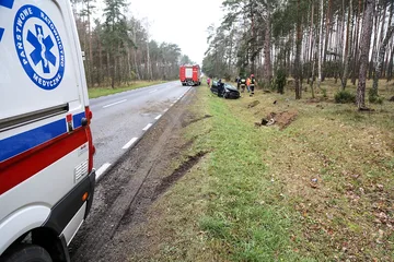 Dachowanie volkswagena na drodze Ostrów Mazowiecka - Różan (zdjęcia)