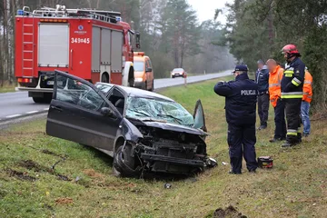 Dachowanie volkswagena na drodze Ostrów Mazowiecka - Różan (zdjęcia)