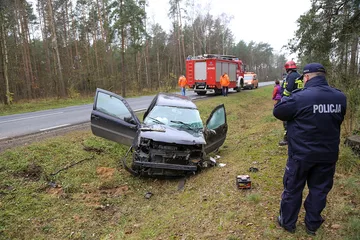 Dachowanie volkswagena na drodze Ostrów Mazowiecka - Różan (zdjęcia)