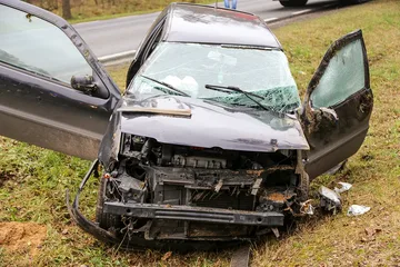 Dachowanie volkswagena na drodze Ostrów Mazowiecka - Różan (zdjęcia)