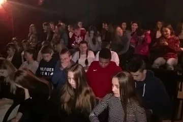 Młodzież z powiatu poznała ostrowski teatr (zdjęcia)