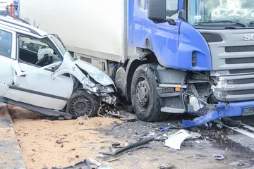 Zderzenie osobowego opla z ciężarówką (zdjęcia)
