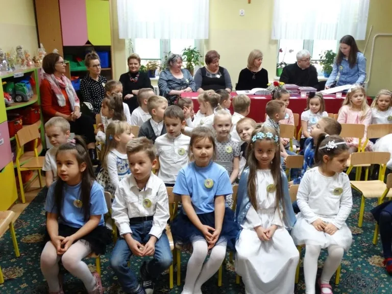 Przedszkolaki w piosence religijnej (zdjęcia)