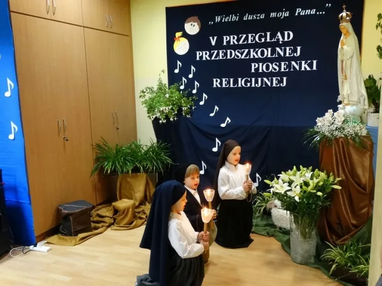 Przedszkolaki w piosence religijnej (zdjęcia)