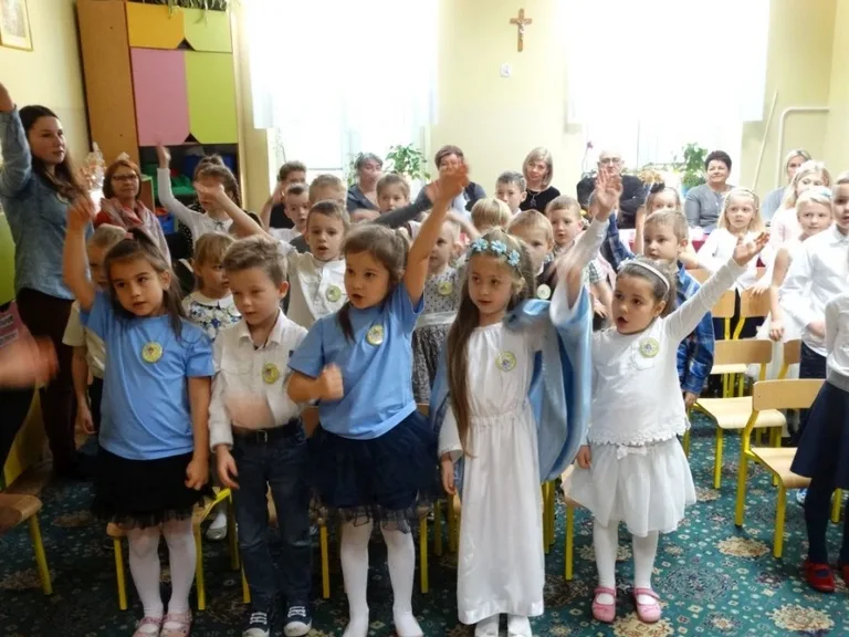 Przedszkolaki w piosence religijnej (zdjęcia)