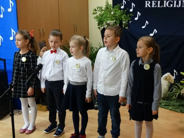Przedszkolaki w piosence religijnej (zdjęcia)