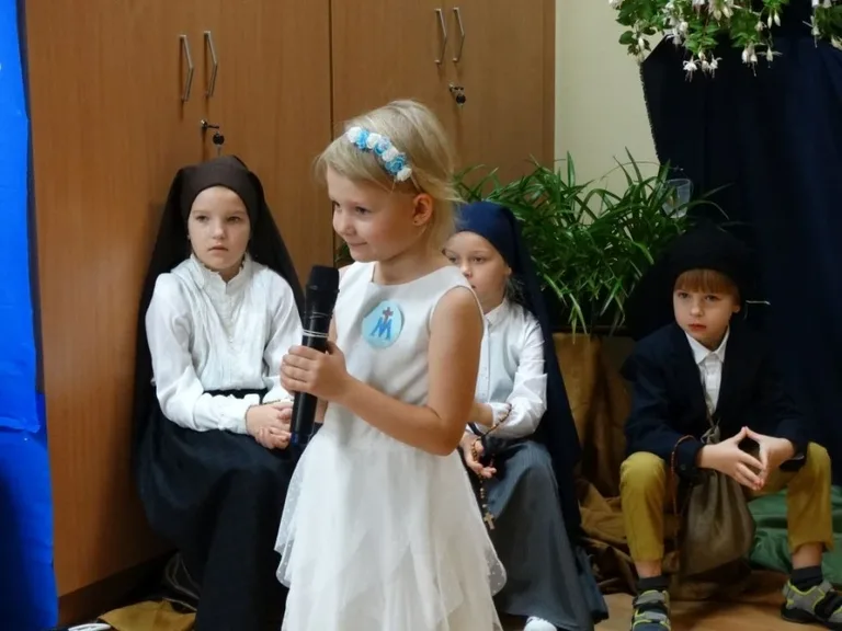 Przedszkolaki w piosence religijnej (zdjęcia)