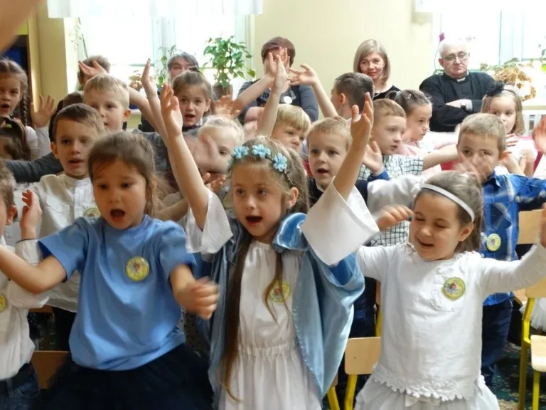 Przedszkolaki w piosence religijnej (zdjęcia)