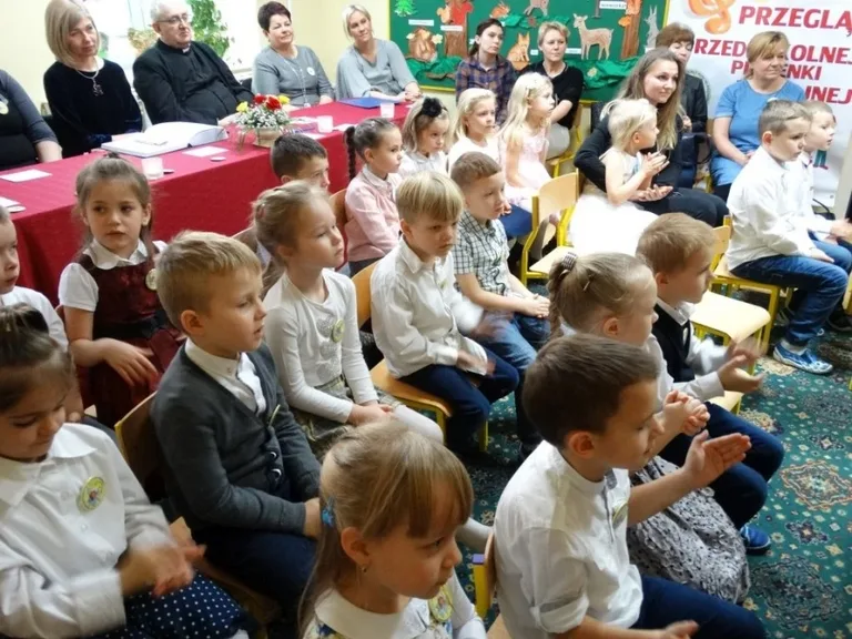 Przedszkolaki w piosence religijnej (zdjęcia)