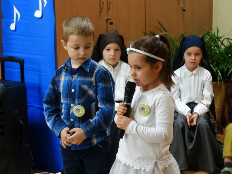 Przedszkolaki w piosence religijnej (zdjęcia)