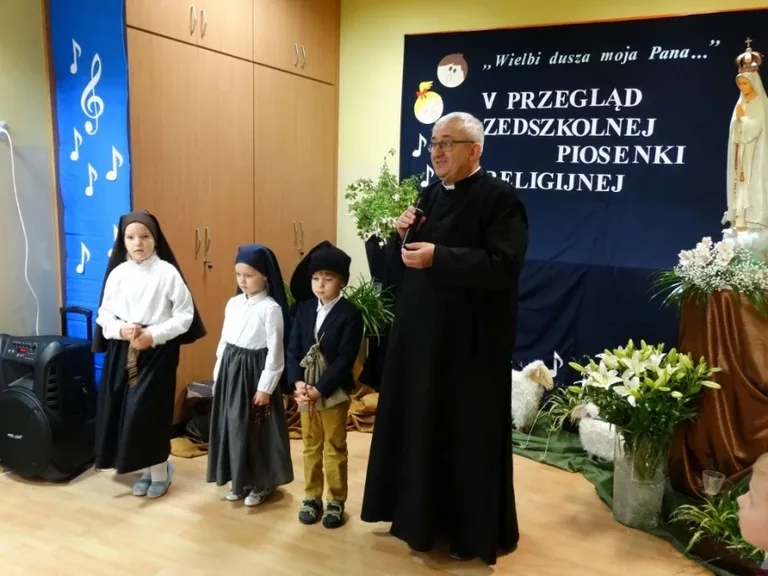 Przedszkolaki w piosence religijnej (zdjęcia)