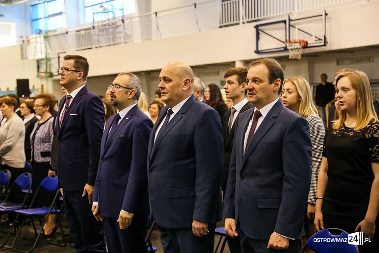 Wręczono stypendia Prezesa Rady Ministrów. Nagrodzono siedmioro uczniów z powiatu ostrowskiego (zdjęcia, wideo)