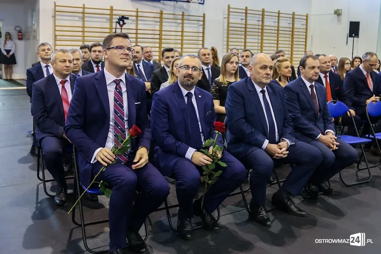 Wręczono stypendia Prezesa Rady Ministrów. Nagrodzono siedmioro uczniów z powiatu ostrowskiego (zdjęcia, wideo)